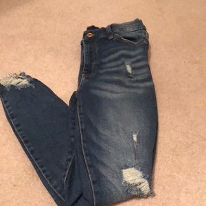 Cute ripped jean! Size 9/29